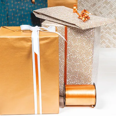 Papier cadeau couché blanc origami étoiles cuivre 70 cm x 100 m 70 g/m² – le rouleau - Papier cadeaux couchés à motifs-3