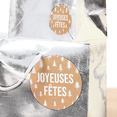 Étiquettes cadeaux adhésives Joyeuses Fêtes sapins brun / blanc ø 65 mm - Boîte de 200  - Étiquettes cadeaux adhésives-2
