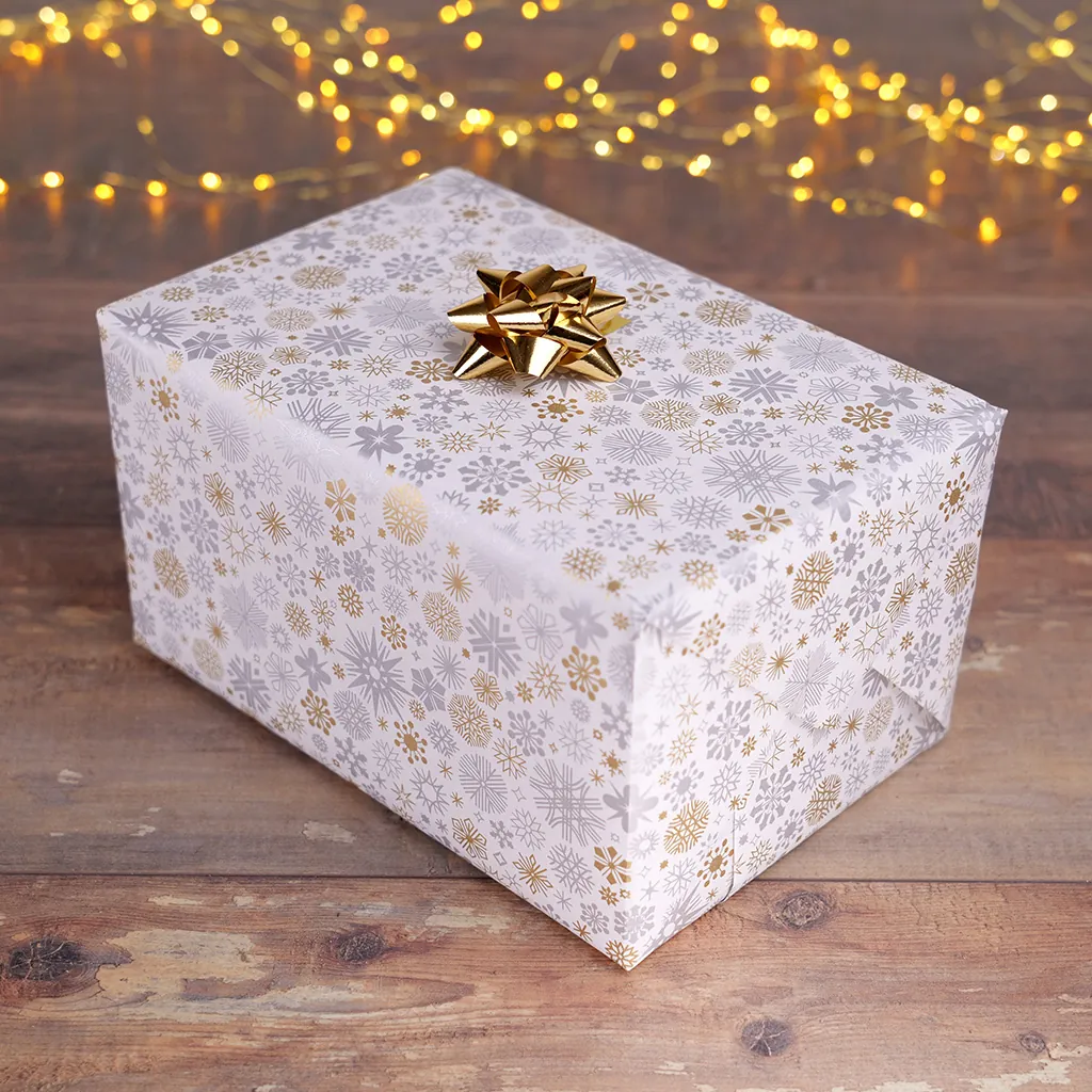 Papier cadeau kraft blanc flocons or/argent 70 cm x 25 m 60 g/m² – le rouleau - Papiers cadeaux kraft à motifs-3