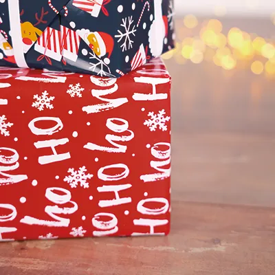 Papier cadeau rouge Ho Ho Ho flocons blancs 70 cm x 50 m 80 g/m² – Le rouleau - Papier cadeaux couchés à motifs-2