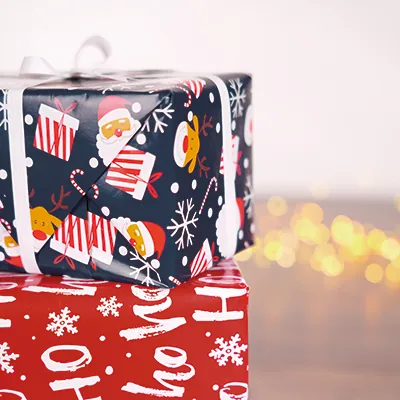 Papier cadeau Noël bleu marine motifs rouges et blancs 70 cm x 50 m 80 g/m² – Le rouleau - Papier cadeaux couchés à motifs-2