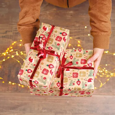 Papier cadeau kraft brun motifs Noël rouge/vert 70 cm x 50 m 65 g/m² – le rouleau - Papiers cadeaux kraft à motifs-2