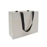 Sacs pelliculés blancs à poignées ruban noires – 32 x 11 x 25 cm – Paquet de 10 - Sacs pelliculés unis, poignées ruban