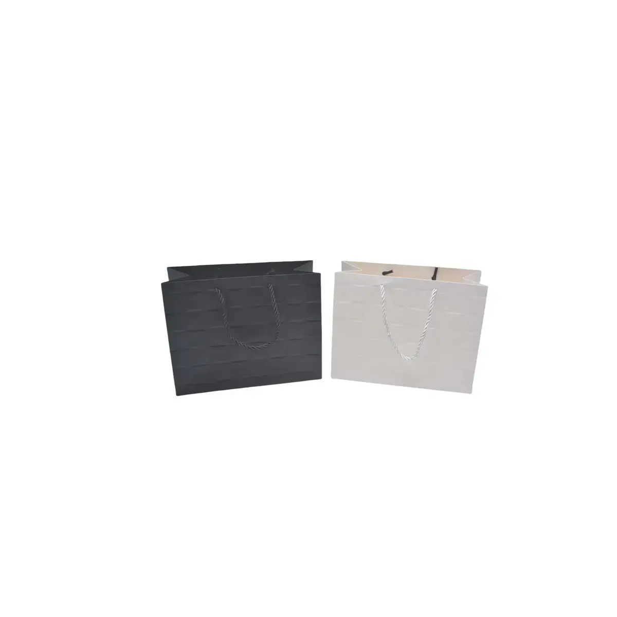 Sacs pelliculés blancs embossés tressés poignées cordelette 31+12x26 cm 210g/m² – Paquet de 20 - Sacs pelliculés à motifs-4