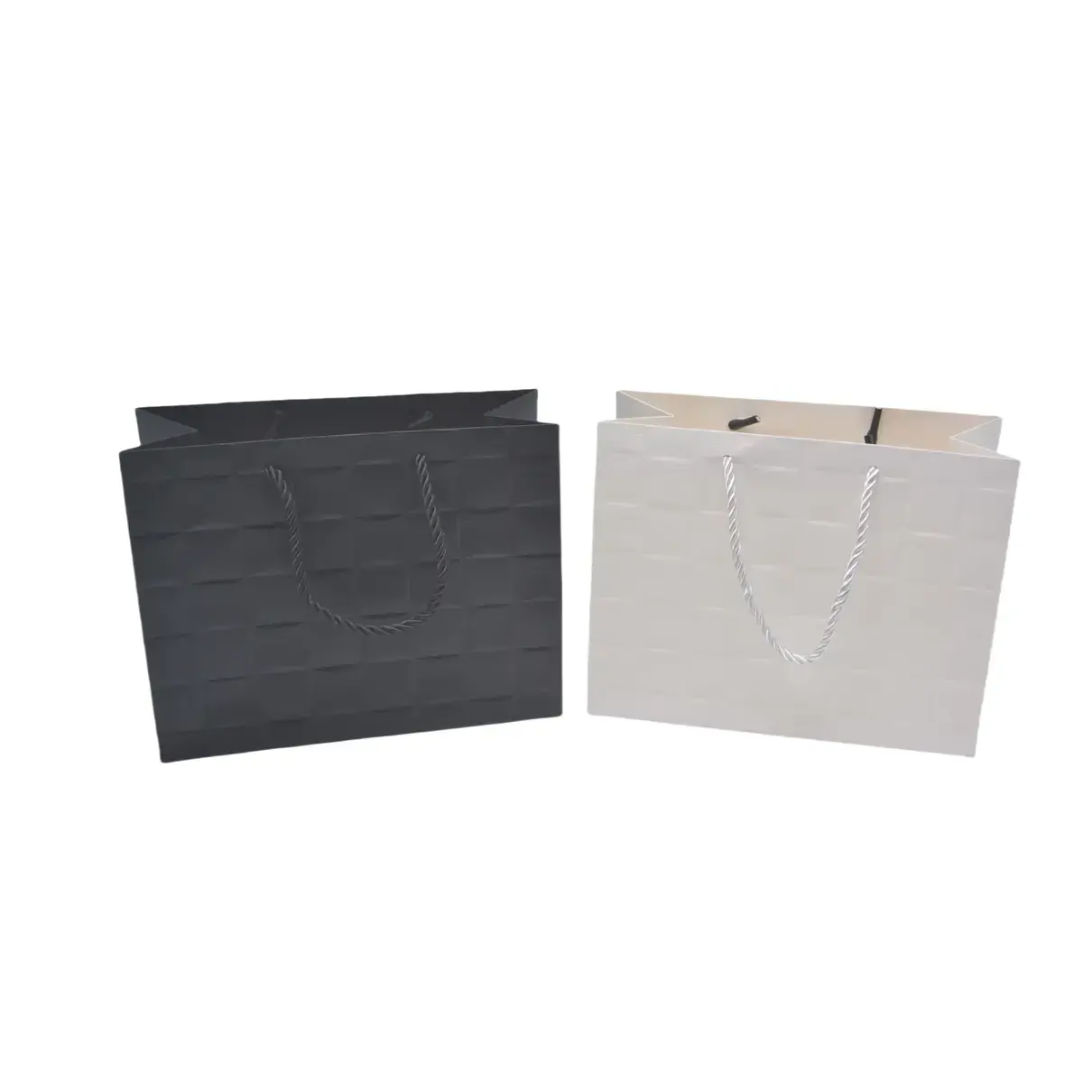 Sacs pelliculés noirs embossés tressés poignées cordelette 23+10x18 cm 210g/m² – Paquet de 20 - Sacs pelliculés à motifs-5