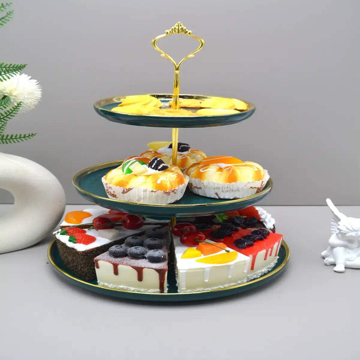 Présentoir à gâteaux 3 niveaux en céramique ø 25,5 / 20 / 15 x H 37 cm – Serviteur à gâteaux - Vert / Or - Cloches à gâteaux, Présentoirs gâteaux-3