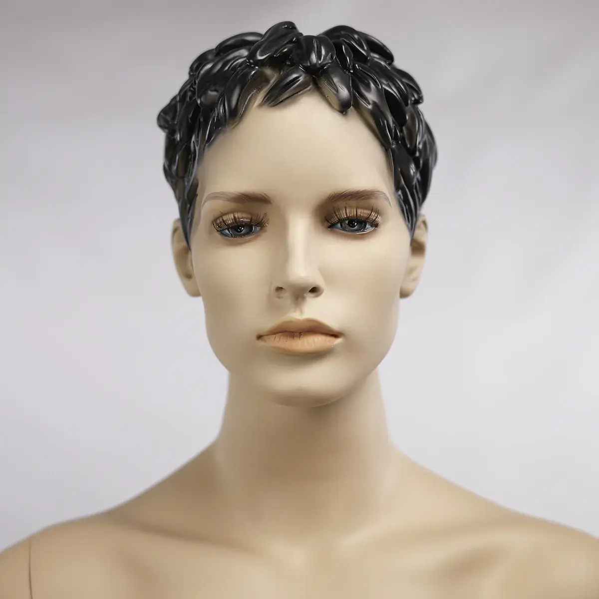 Mannequin femme cheveux sculptés, bras le long du corps H 178 cm Fibre de verre - Chair - Mannequins femmes-5