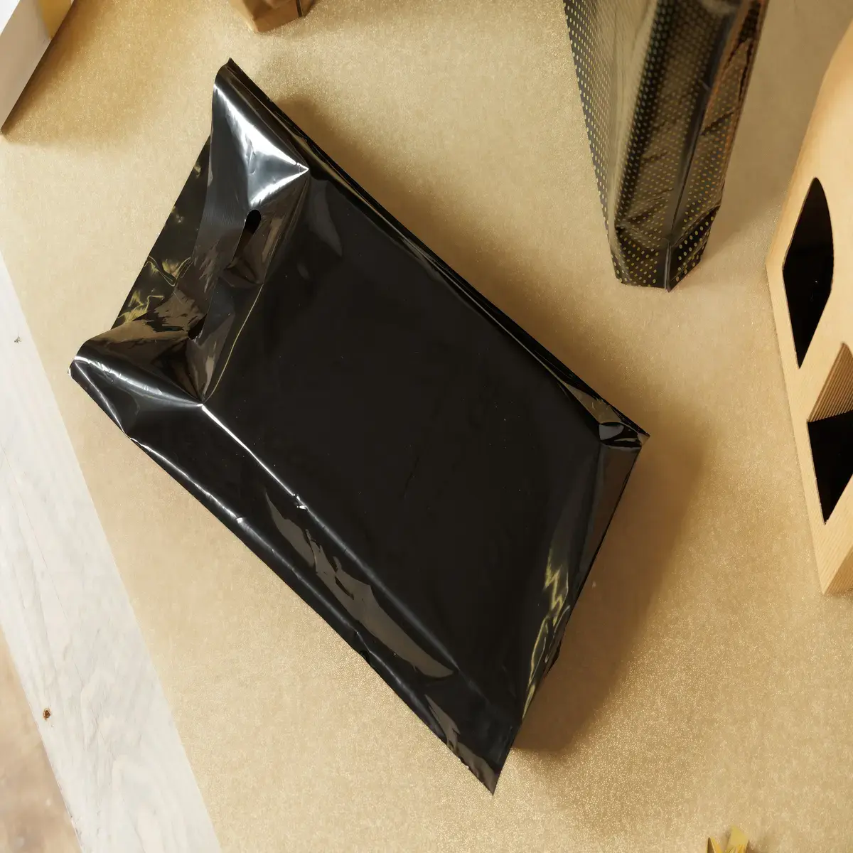 Sac plastique poignées découpées renforcées PEBD 55µ 25 x 38 x 4 cm - Noir - Lot de 100 - Sacs plastique unis, poignées découpées-2