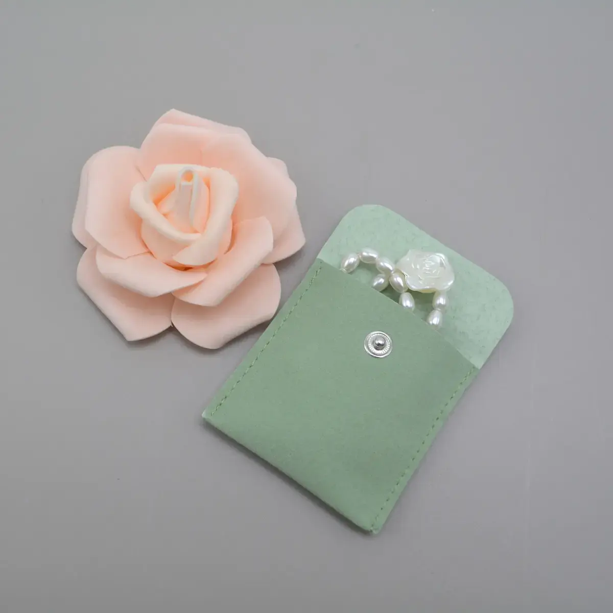 Pochette bijoux suédine avec pression 6,5 x 6,5 cm – Sachet Bijoux - Vert - Paquet de 20 - Pochettes bijoux, Support bijoux-2