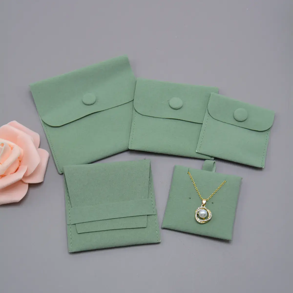 Pochette bijoux suédine avec pression 6,5 x 6,5 cm – Sachet Bijoux - Vert - Paquet de 20 - Pochettes bijoux, Support bijoux-5