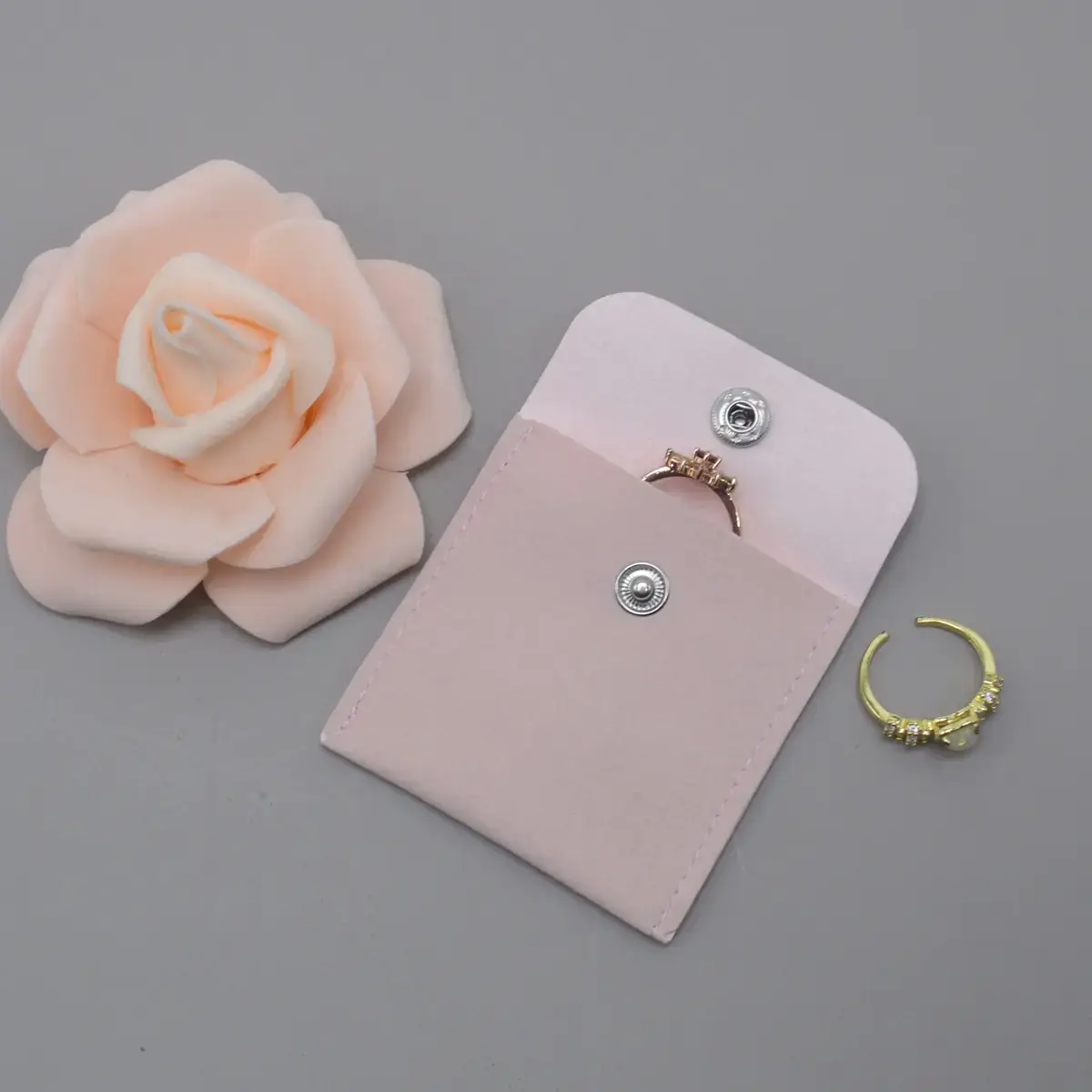 Pochette bijoux suédine avec pression 6,5 x 6,5 cm – Sachet Bijoux - Rose - Paquet de 20 - Pochettes bijoux, Support bijoux-3