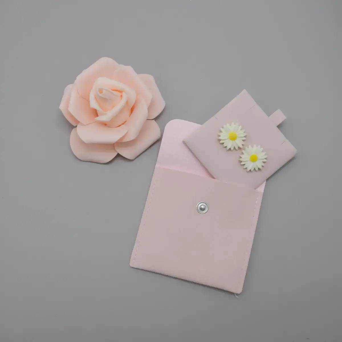 Pochette bijoux suédine avec pression 8 x 8 cm – Sachet Bijoux - Rose - Paquet de 20 - Pochettes bijoux, Support bijoux-2