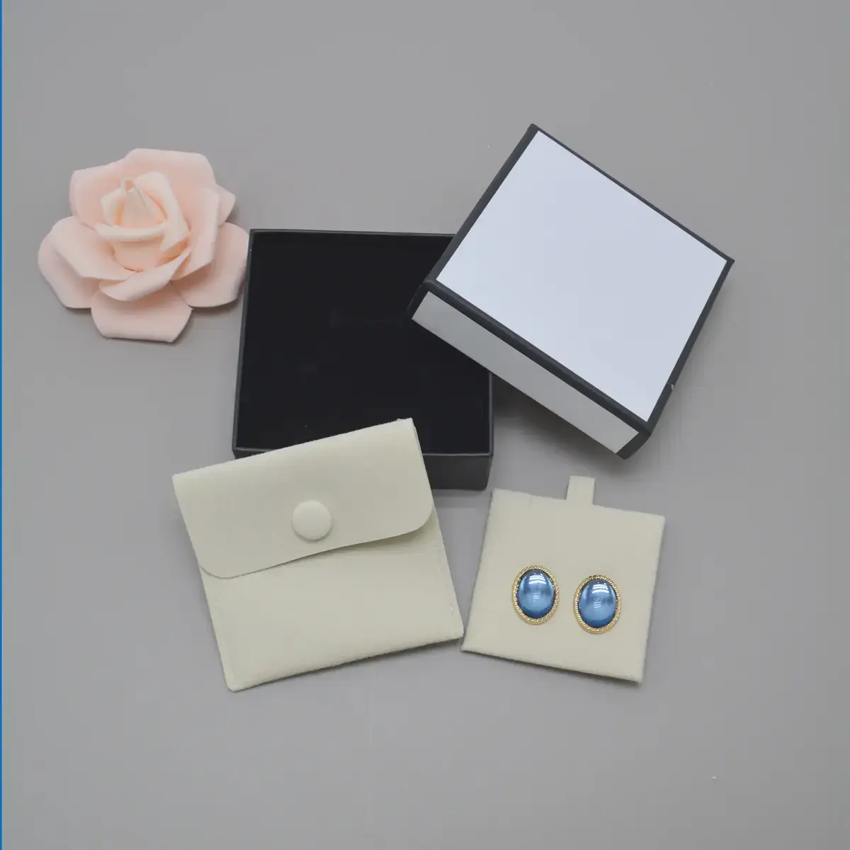 Pochette bijoux suédine avec pression 8 x 8 cm – Sachet Bijoux - Beige - Paquet de 20 - Pochettes bijoux, Support bijoux-5
