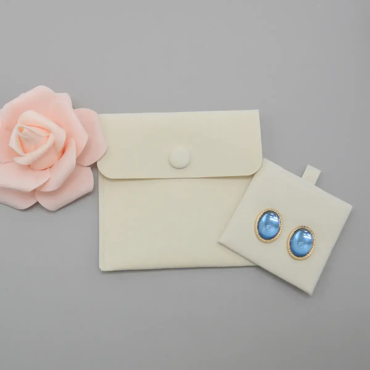 Pochette bijoux suédine avec pression 10 x 10 cm – Sachet Bijoux - Beige - Paquet de 20 - Pochettes bijoux, Support bijoux-3