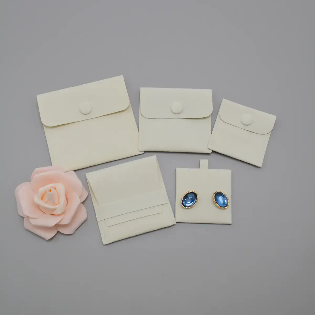 Support d'insertion rigide pour pochette bijoux suédine 6 x 6 cm - Beige – Paquet de 20 - Pochettes bijoux, Support bijoux-4