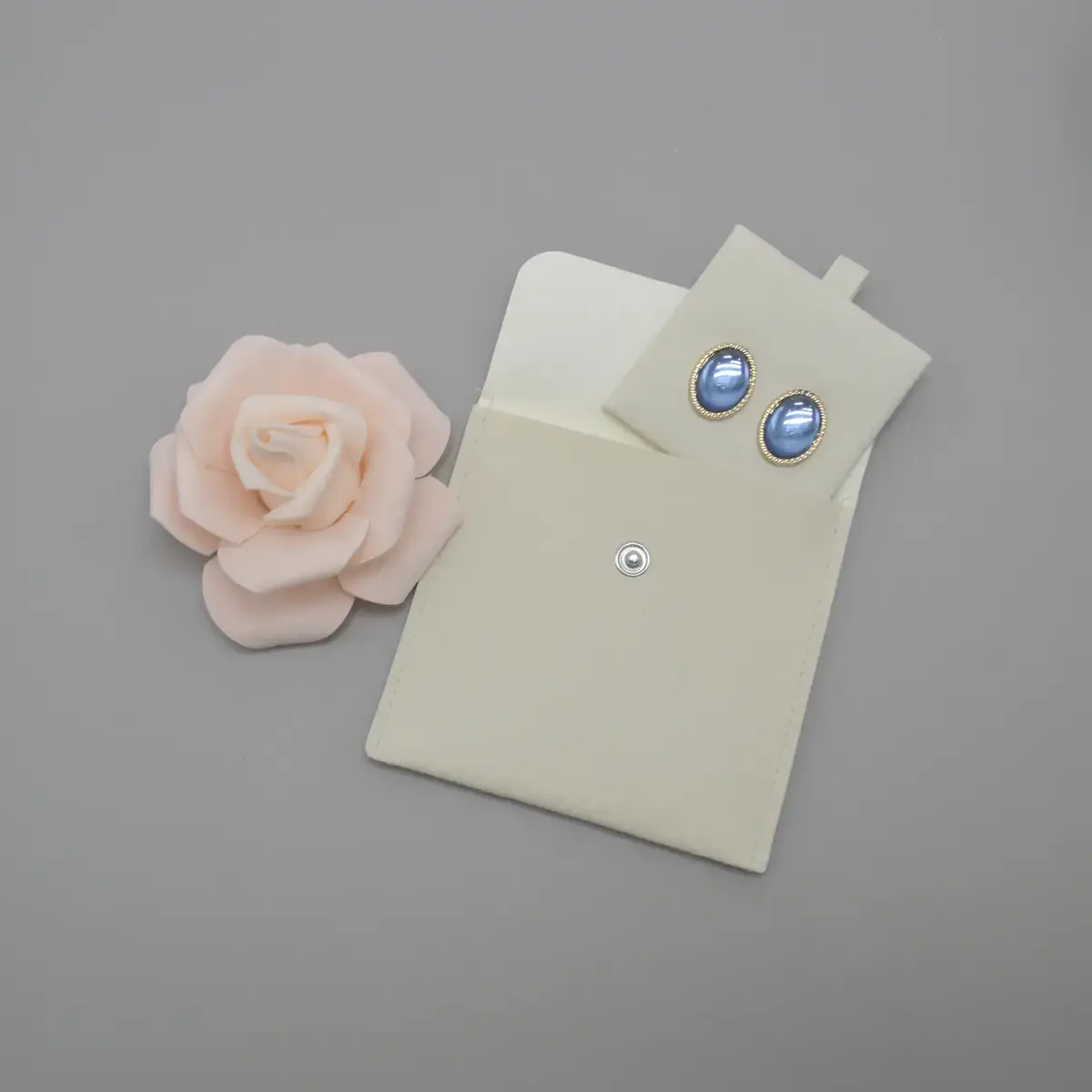 Support d'insertion rigide pour pochette bijoux suédine 6 x 6 cm - Beige – Paquet de 20 - Pochettes bijoux, Support bijoux-9