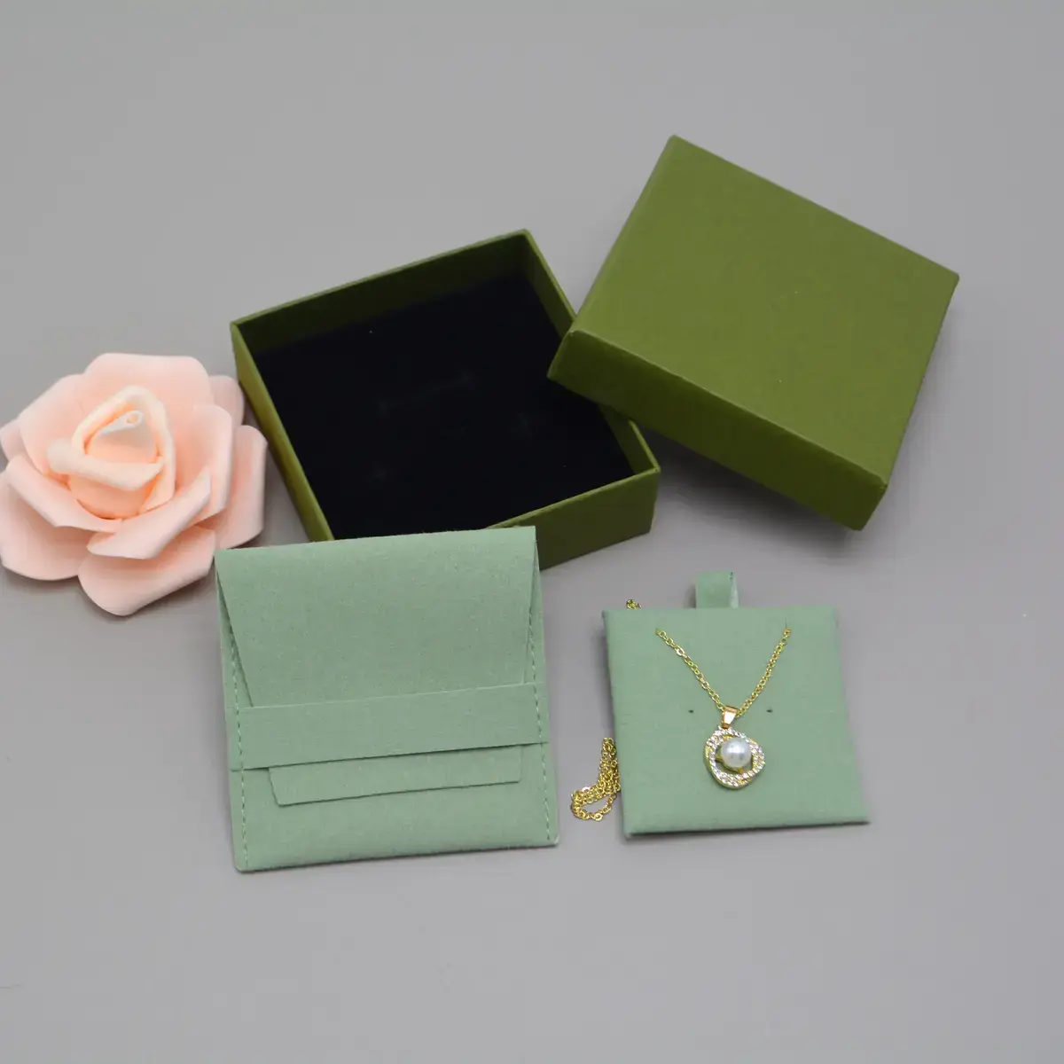 Pochette bijoux suédine 8 x 8 cm – Sachet bijoux à rabat – Vert - Paquet de 20 - Pochettes bijoux, Support bijoux-3