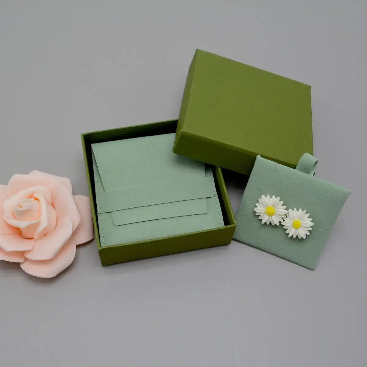 Pochette bijoux suédine 8 x 8 cm – Sachet bijoux à rabat – Vert - Paquet de 20 - Pochettes bijoux, Support bijoux-7