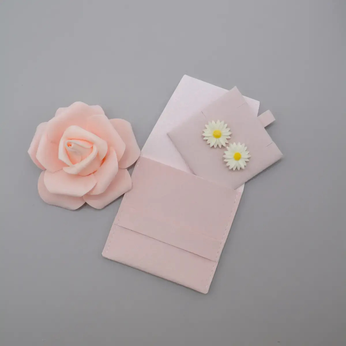 Pochette bijoux suédine 8 x 8 cm – Sachet bijoux à rabat – Rose - Paquet de 20 - Pochettes bijoux, Support bijoux-2