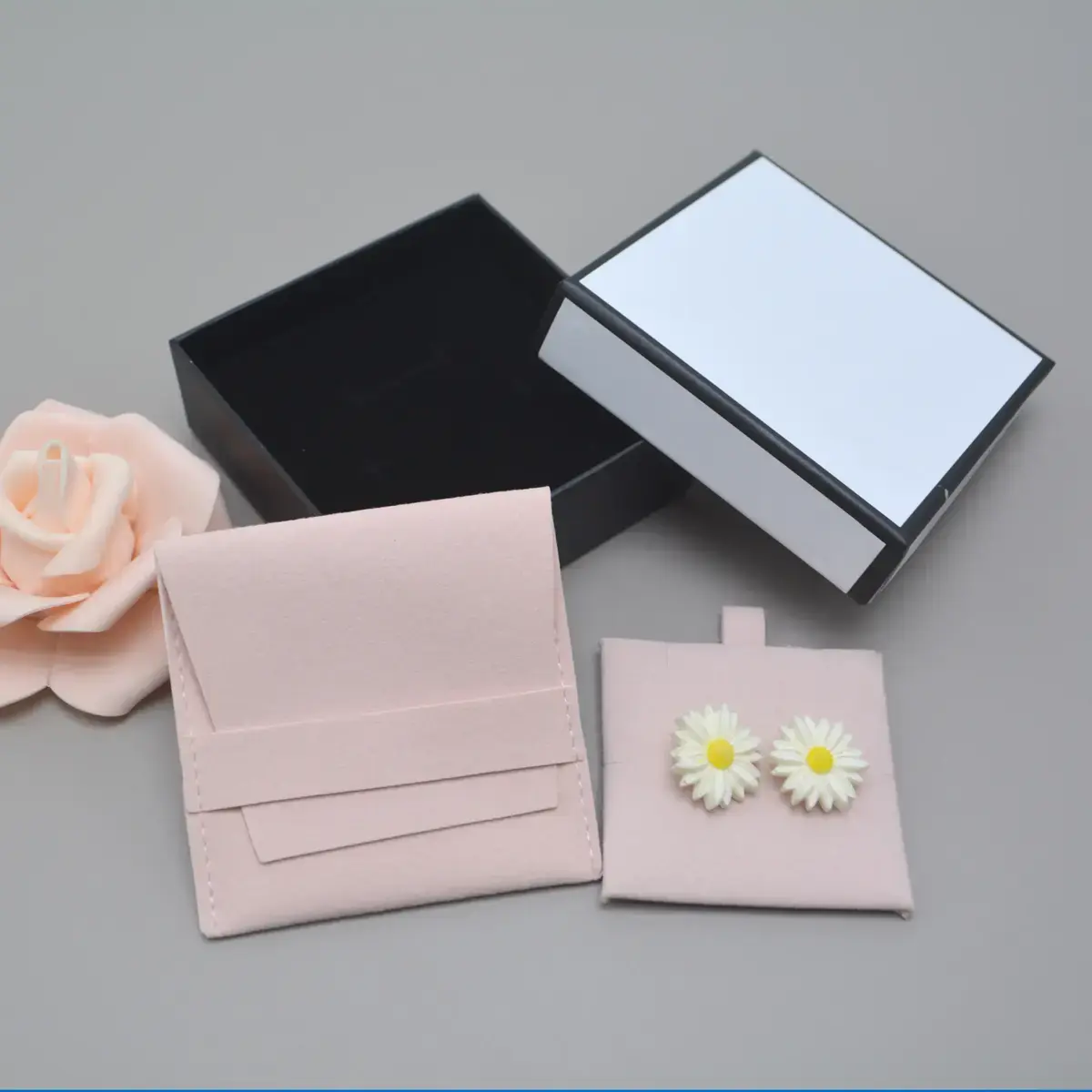 Pochette bijoux suédine 8 x 8 cm – Sachet bijoux à rabat – Rose - Paquet de 20 - Pochettes bijoux, Support bijoux-4