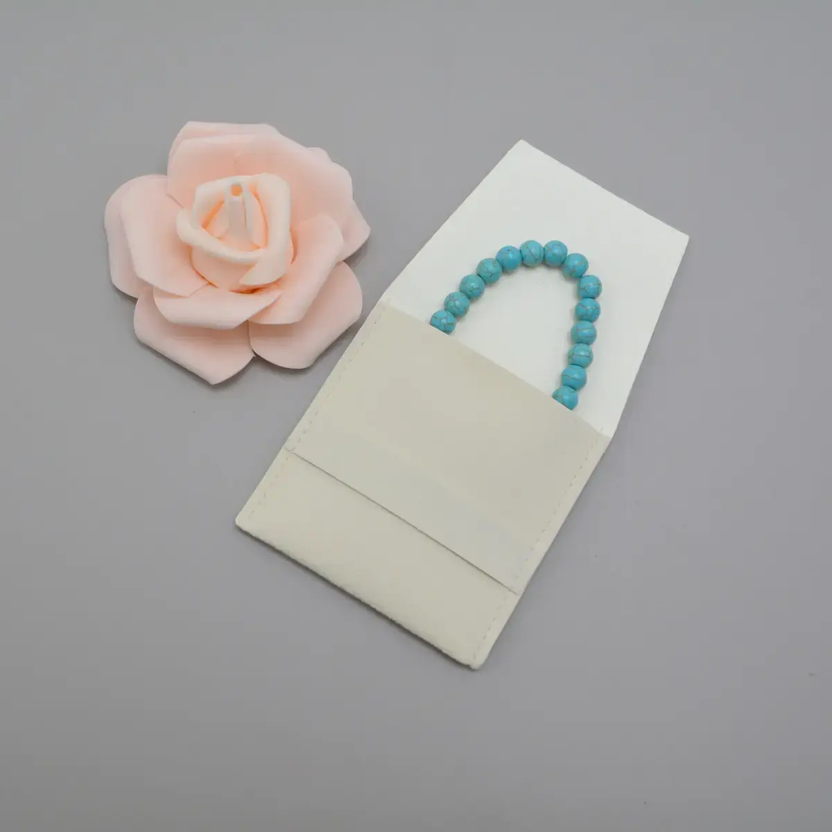 Pochette bijoux suédine 8 x 8 cm – Sachet bijoux à rabat – Beige - Paquet de 20 - Pochettes bijoux, Support bijoux-2