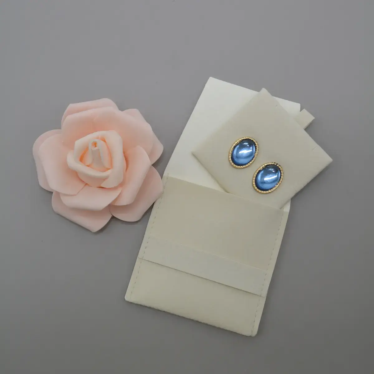 Pochette bijoux suédine 8 x 8 cm – Sachet bijoux à rabat – Beige - Paquet de 20 - Pochettes bijoux, Support bijoux-3