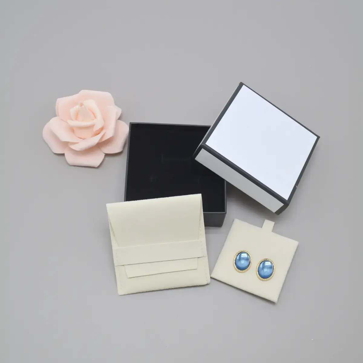 Pochette bijoux suédine 8 x 8 cm – Sachet bijoux à rabat – Beige - Paquet de 20 - Pochettes bijoux, Support bijoux-4