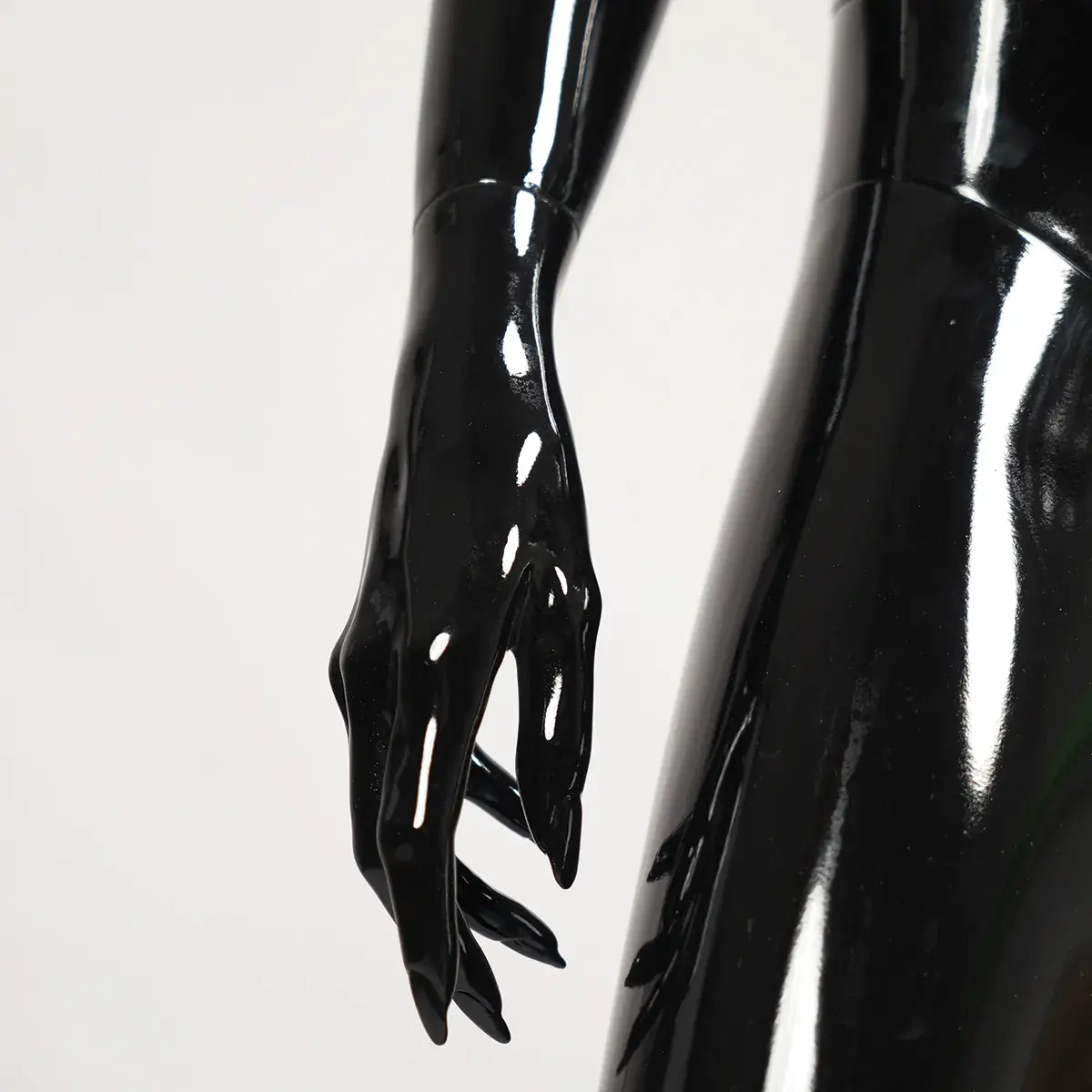 Mannequin femme, finition laquée, main gauche sur la hanche H 178 cm Fibre de verre - Noir  - Mannequins abstraits-4