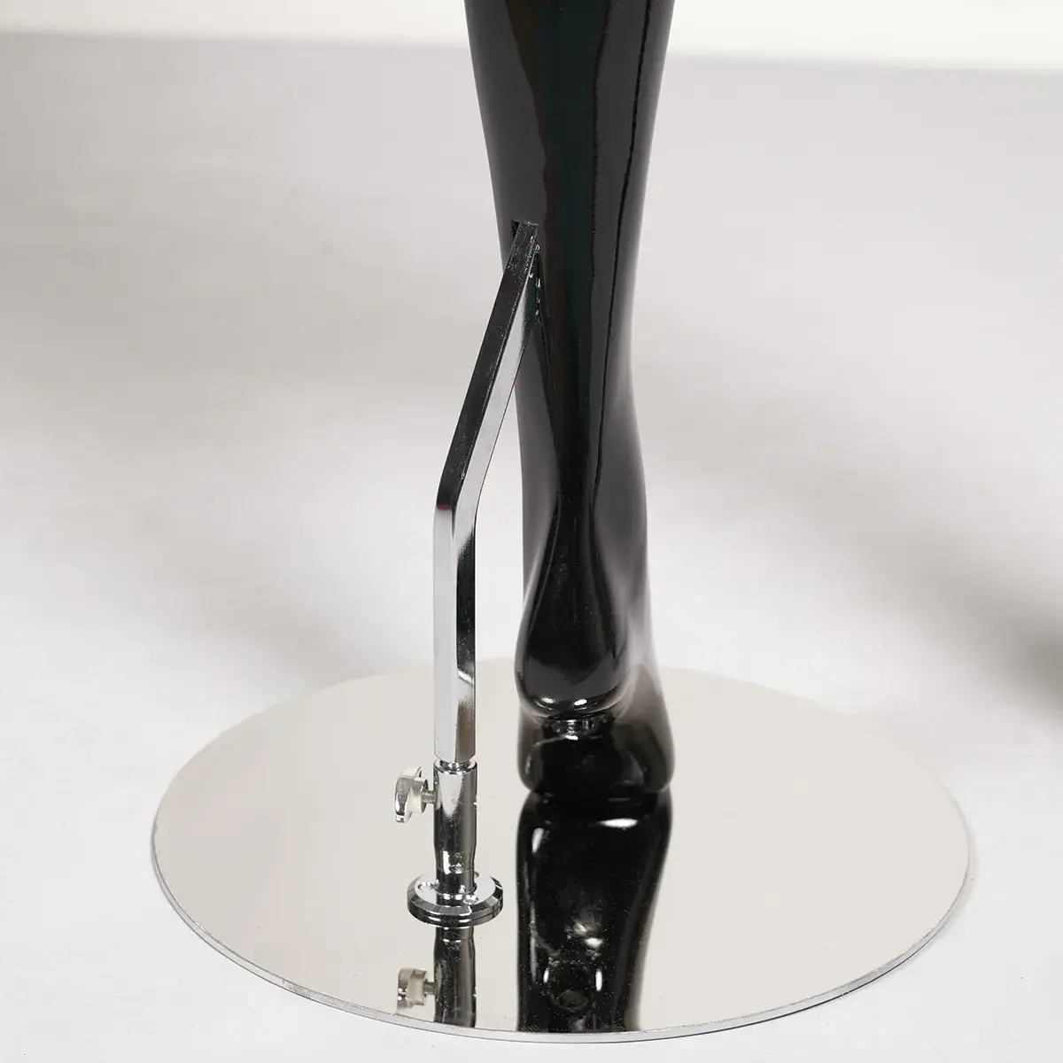 Mannequin femme, finition laquée, main gauche sur la hanche H 178 cm Fibre de verre - Noir  - Mannequins abstraits-6