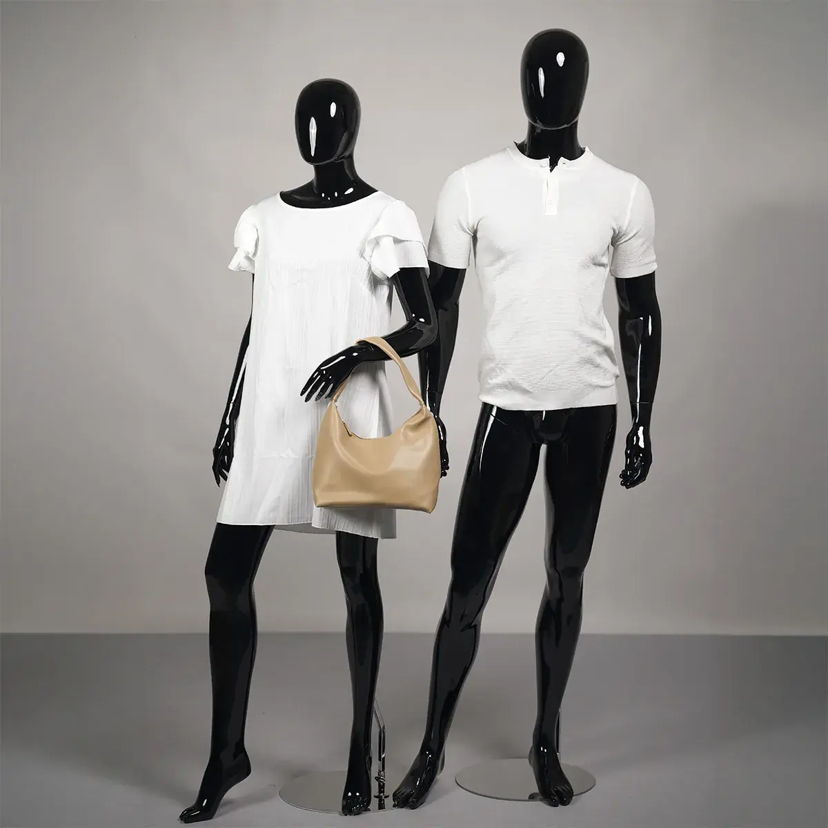 Mannequin femme, finition laquée, main gauche sur la hanche H 178 cm Fibre de verre - Noir  - Mannequins abstraits-7