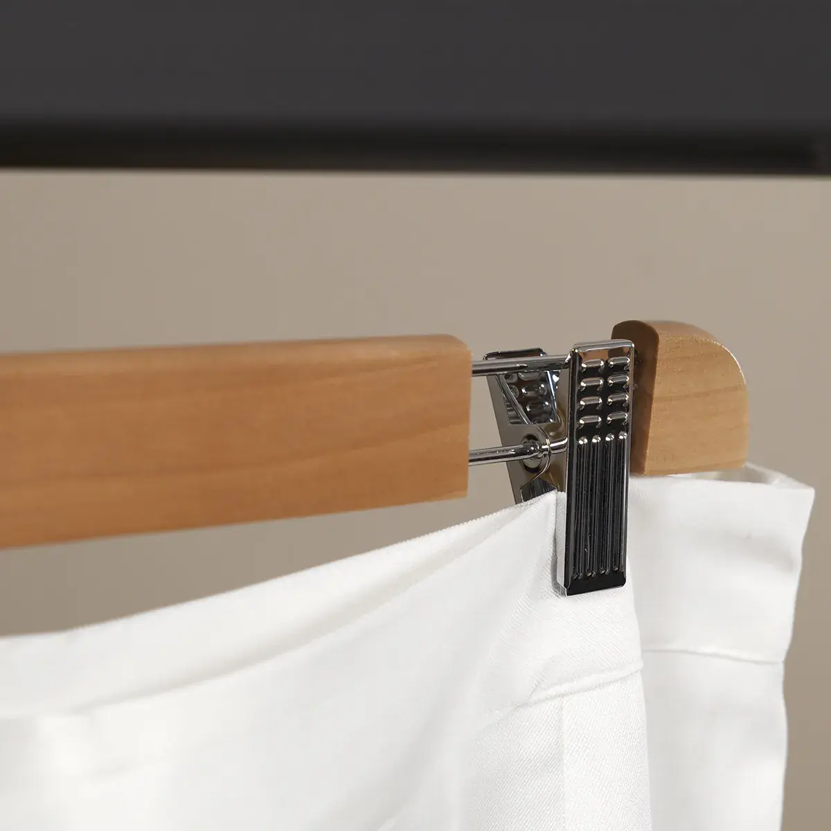 Cintre bois avec pinces réglables métal 36 cm - Cintre jupe - Cintre pantalon - Lot de 3 - Cintres à pinces-4