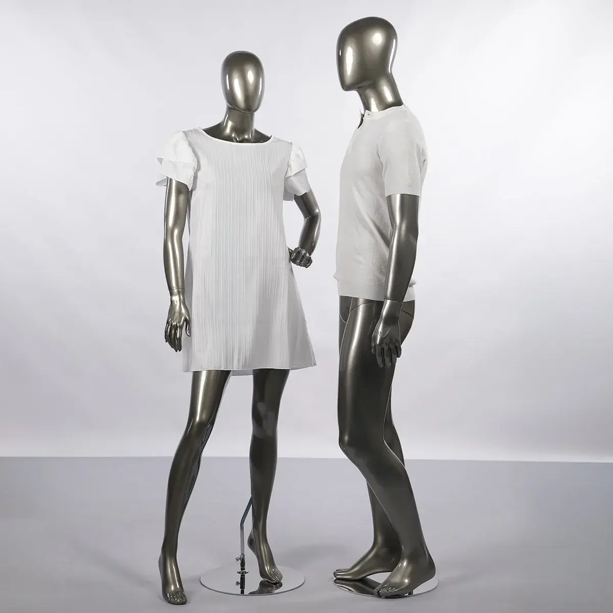 Mannequin femme finition laquée, main gauche sur la hanche H 178 cm Fibre de verre - Gris métal - Mannequins abstraits-4