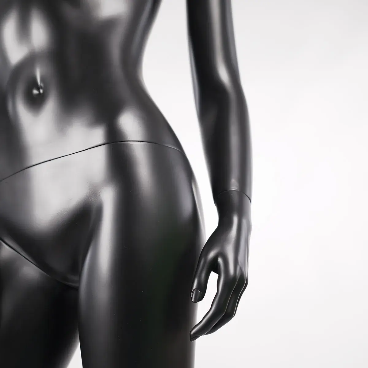 Mannequin femme, tête et cheveux sculptés H 177 cm Fibre de verre - Noir mat - Mannequins femmes-4