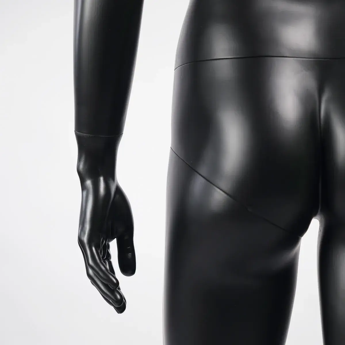 Mannequin homme, tête et cheveux sculptés H 184 cm Fibre de verre - Noir mat - Mannequins hommes-4