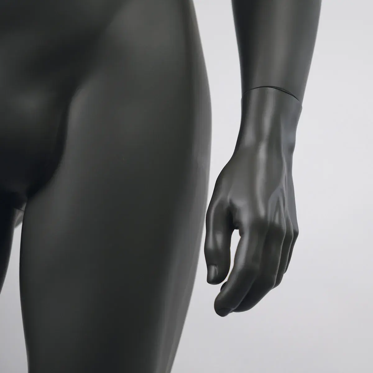 Mannequin homme, tête et cheveux sculptés, jambe droite sur le côté H 186 cm Fibre de verre - Gris anthracite mat - Mannequins cheveux sculptés-4
