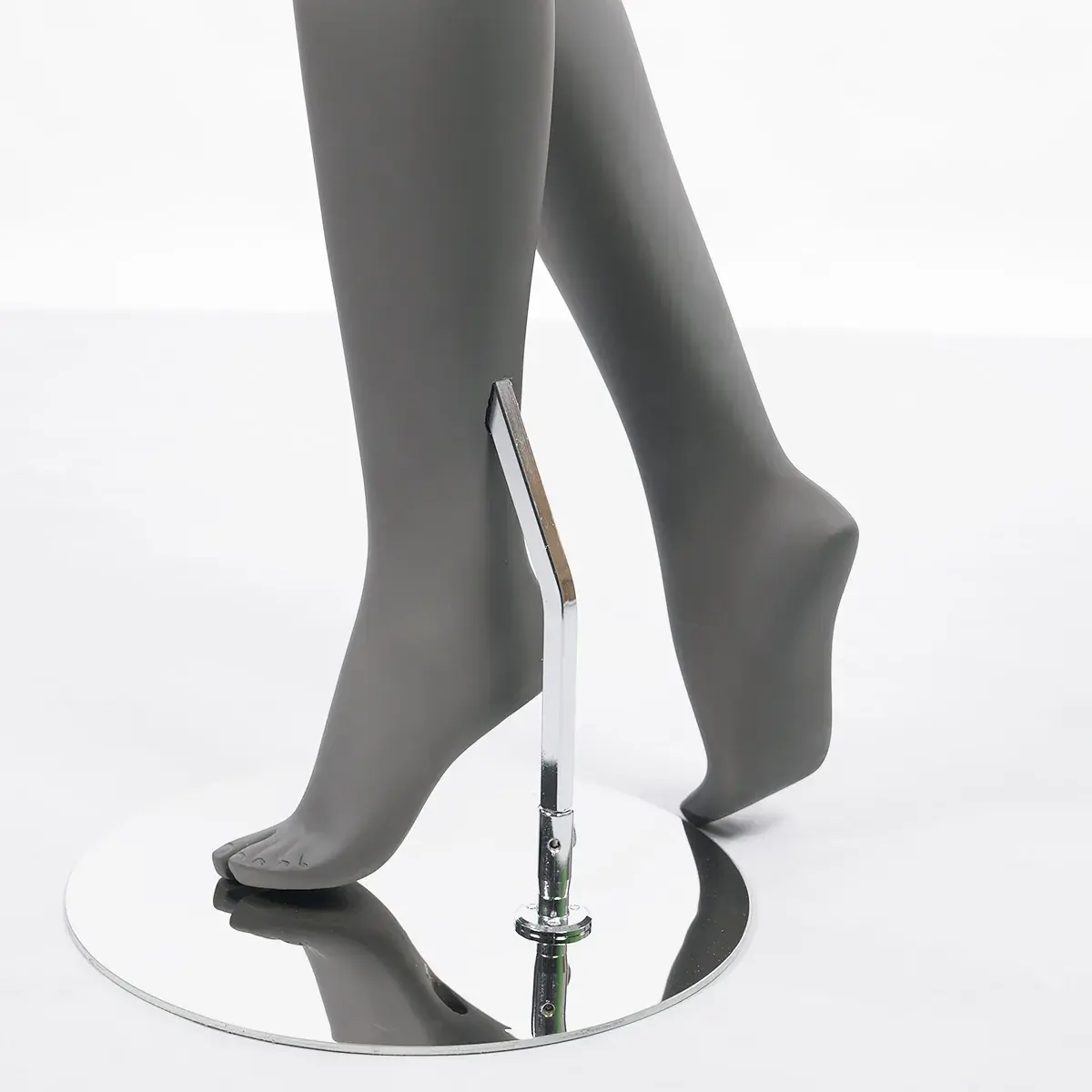 Mannequin femme, tête et cheveux sculptés H 179 cm Fibre de verre - Gris anthracite mat - Mannequins femmes-6