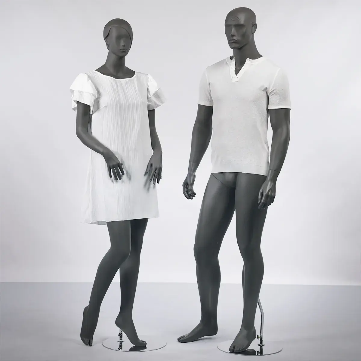Mannequin homme, tête et cheveux sculptés, jambe droite sur le côté H 186 cm Fibre de verre - Gris anthracite mat - Mannequins hommes-6
