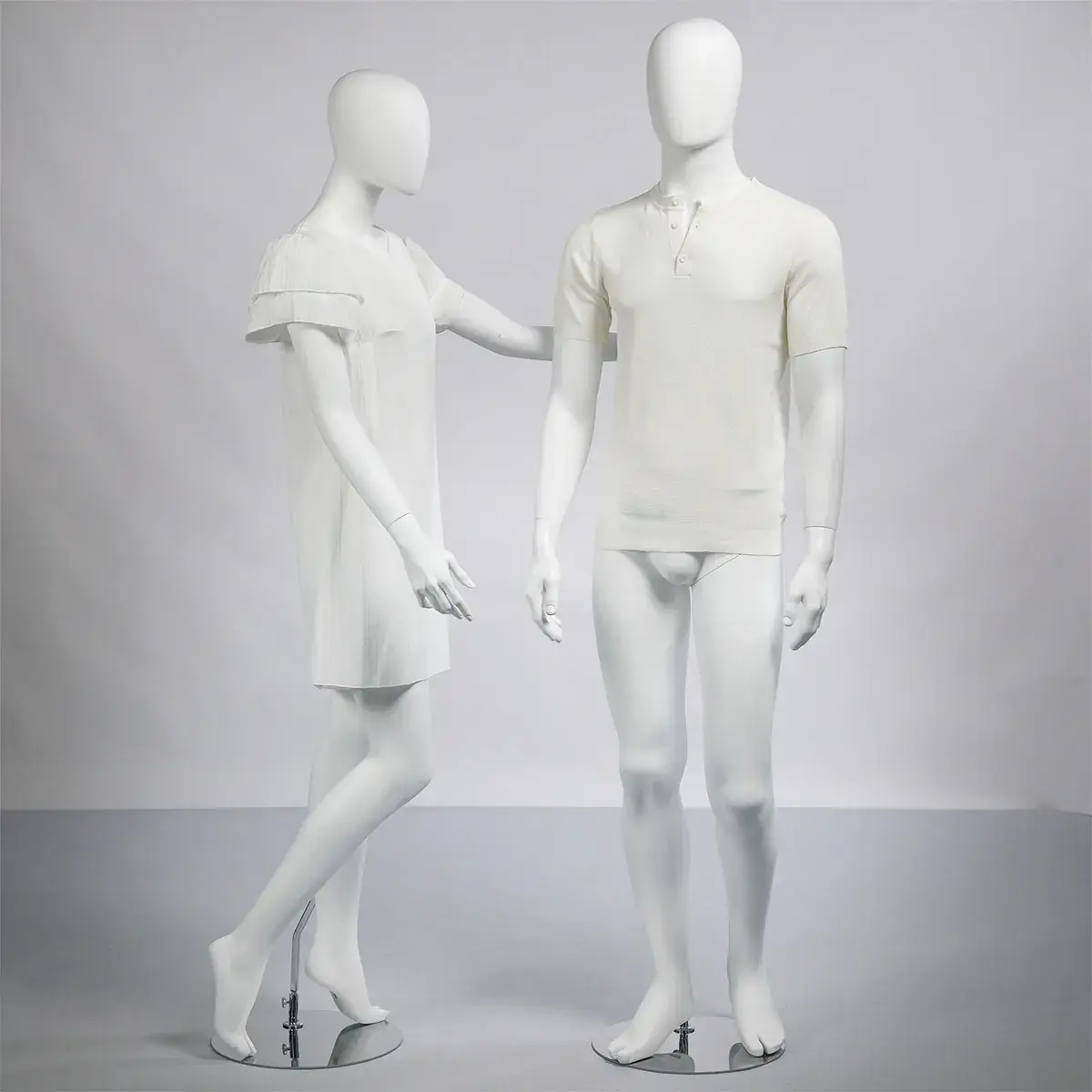 Mannequin femme, finition mate, bras le long du corps H 178 cm Fibre de verre - Blanc mat - Mannequins abstraits-5